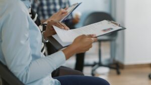 How can small businesses compete with larger firms using HR consultancy?